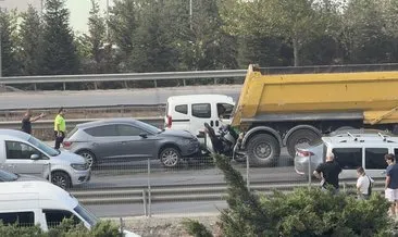 Kocaeli'de motosiklet sürücüsü, kamyon ile otomobil arasına sıkıştı #ankara
