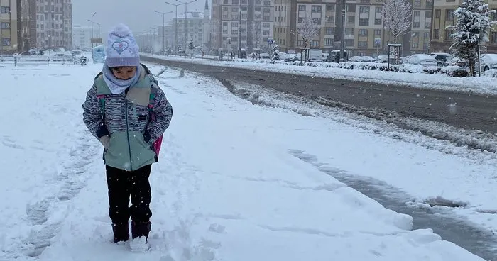 Erzurum’da taşımalı eğitime ve kırsal okullara kar tatili yapılacağı bildirildi
