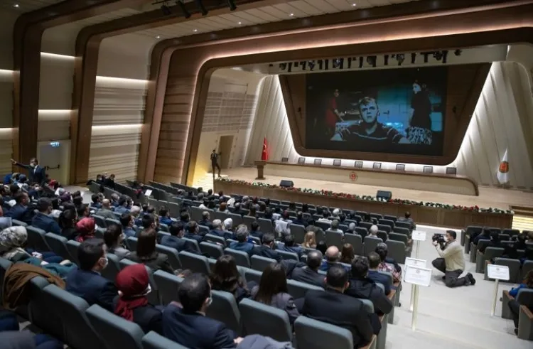 bakan-gul-hakim-savci-adaylariyla-kesisme-iyi-ki-varsin-eren-filmini-izledi-1642770280060.jpg