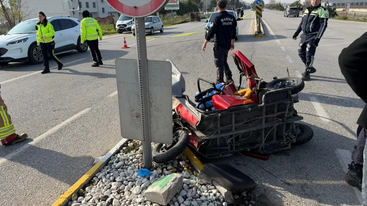 Akhisar karayolunda feci kaza: Otomobil elektrikli bisiklete çarptı! 1 ölü