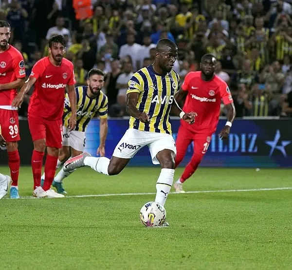 Son dakika Fenerbahçe transfer haberi: Fenerbahçe santrforda rotasını değiştirdi! Yıldız golcü tekrardan listenin başında...