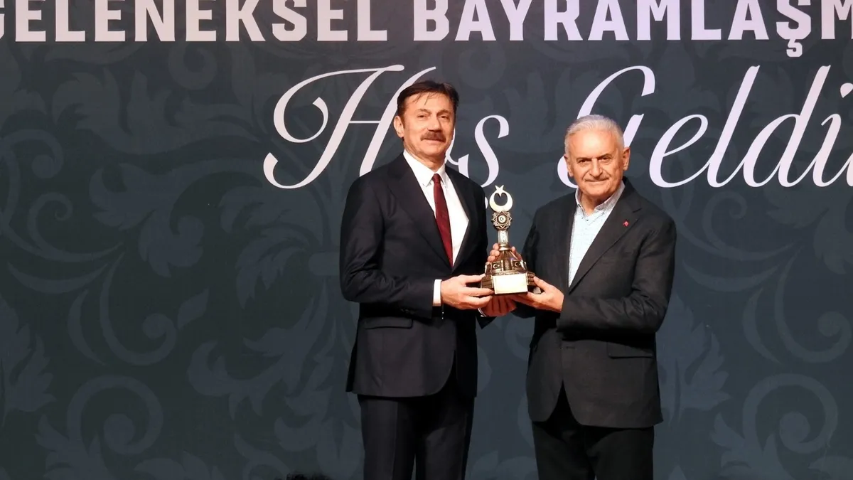 TDT Aksakallar Konseyi Başkanı Yıldırım bayramda çocuklara hediye ve harçlık dağıttı TDT Aksakallar Konseyi Başkanı Yıldırım bayramda çocuklara hediye ve harçlık dağıttı