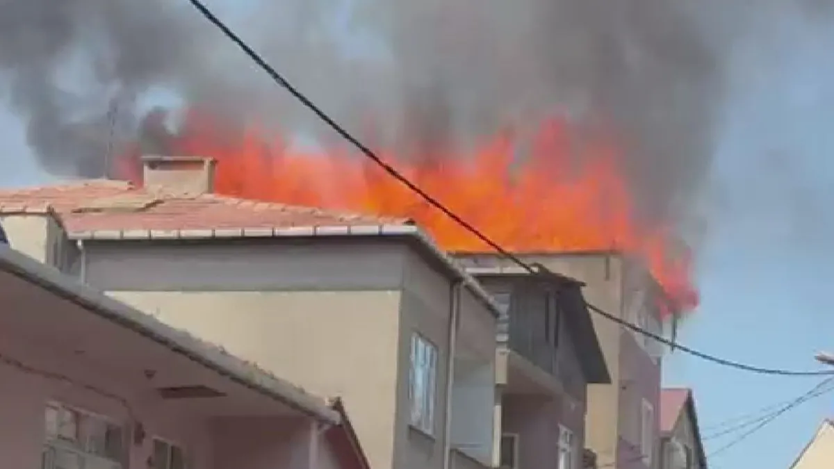 Pendik'te yanan binanın çatı katından yükselen dumanlar