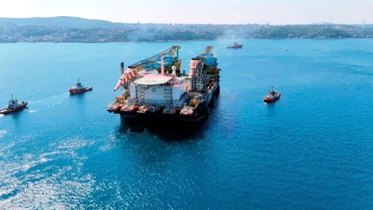 Dünyanın en büyük üçüncü vinç gemisi İstanbul Boğazından sorunsuz geçti Dünyanın en büyük üçüncü vinç gemisi İstanbul Boğazından sorunsuz geçti