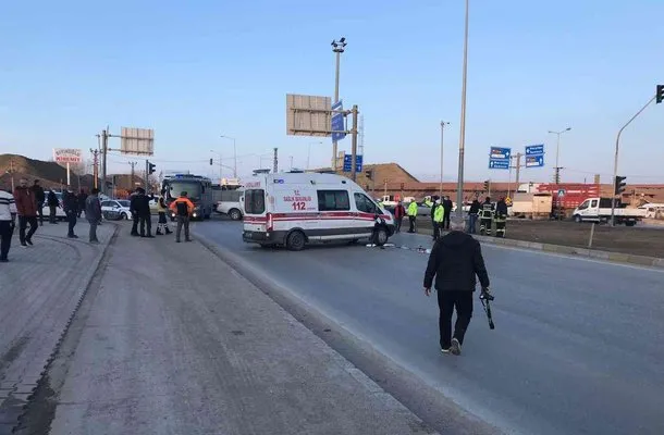 Otomobil ile hasta taşıyan ambulans çarpıştı: 5 yaralı