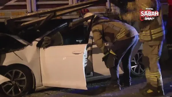 Esenler'de feci kaza: Otomobil park halindeki tırın altına girdi: 2 yaralı | Video