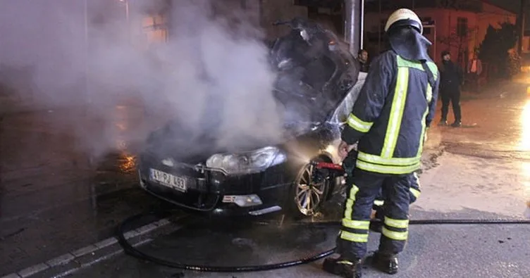 Motoru yanan otomobili itfaiye ekipleri söndürdü