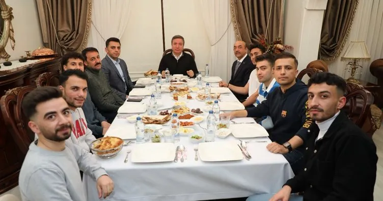 Vali Aydoğdu, üniversite öğrencileri ile konutta iftar yaptı
