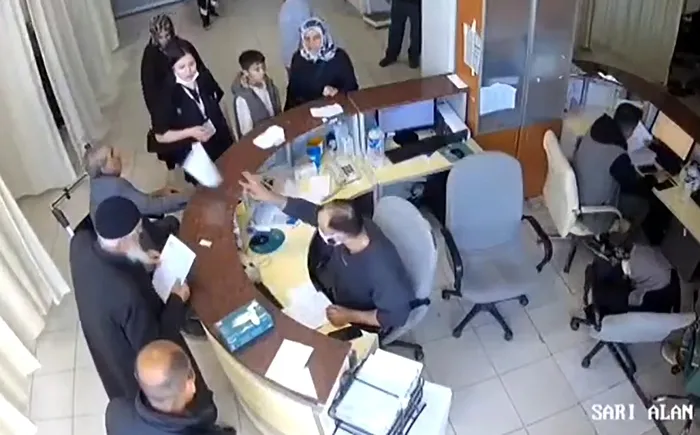 erzurum-hastaya-bagirip-hakaret-eden-ogluna-da-kalem-firlatan-doktor-hakkinda-sorusturma-video-eklendi-1760954285963.jpg
