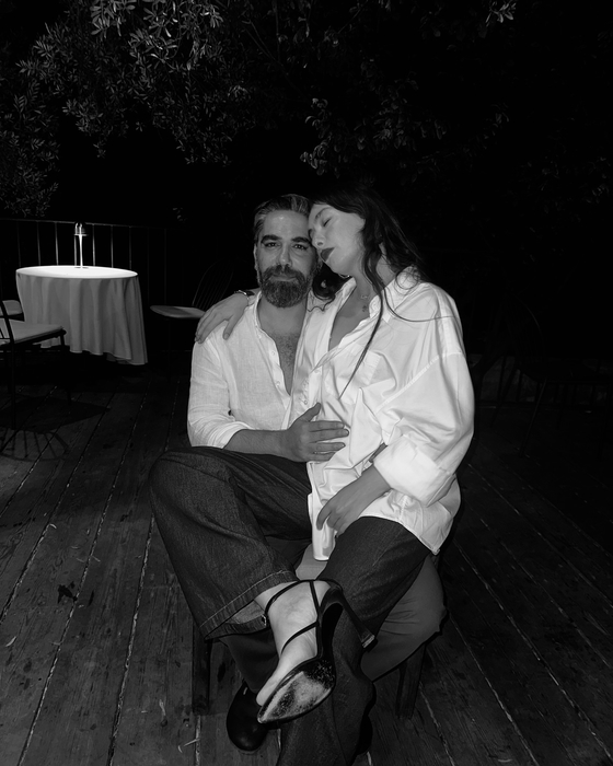 Doğumuna sayılı günler kala Neslihan Atagül’den yeni pozlar! Kadir Doğulu ile aşka geldi...