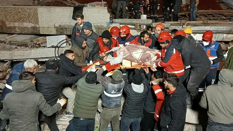 SON DAKİKA: Deprem sonrası mucize kurtuluşlar! Gözyaşları sel olup aktı!
