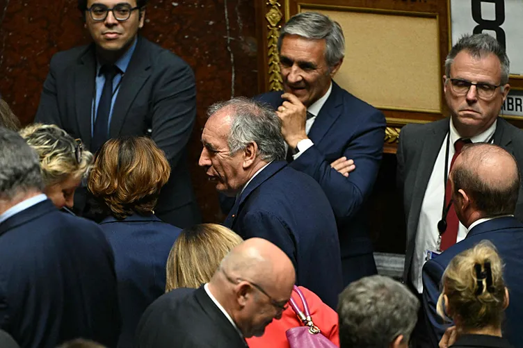 Fransa’da siyasi deprem: Macron köşeye sıkıştı! ‘Cumhurbaşkanı’nın elinde çok az seçenek kaldı’