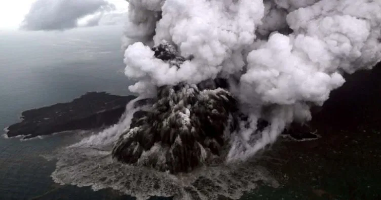 Anak Krakatau Yanardağı’nda 20 saniyede bir patlama oluyor