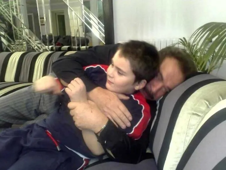 Orhan Gencebay’ın torunu Efe yıllar sonra ortaya çıktı! Jönlere taş çıkartıyor: Yeni bir yıldız mı doğuyor?