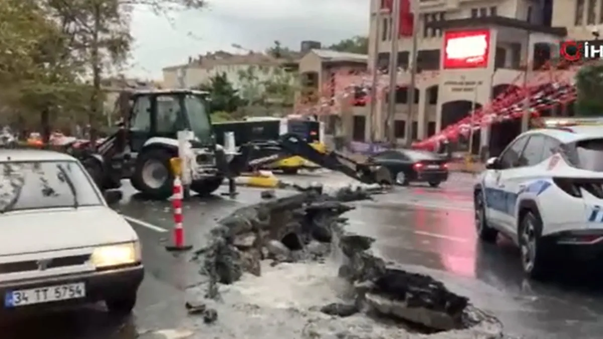 Eyüpsultan'da yol çöktü! Yağış sonrası korkutan manzara