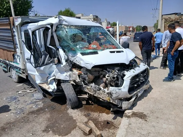 cizrede-kamyonet-ile-sehir-ici-dolmus-carpisti-1i-cocuk-4-yarali-1785490726300.jpg