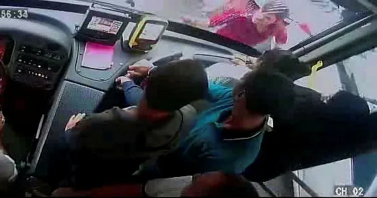 Halk otobüsü şoförü yol verdi, yaya otobüsün camını kırıp şoföre saldırmak istedi