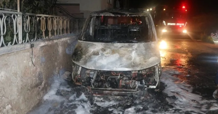 Ümraniye’de park halindeki minibüs alev alev yandı