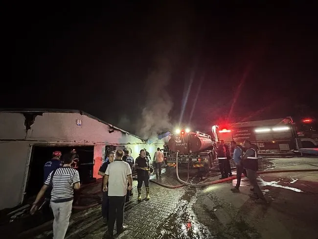 sakaryada-boya-fabrikasinda-yangin-4u-tamamen-kullanilmaz-hale-geldi-1756498400444.jpg
