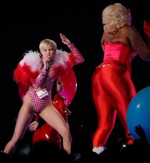 Miley’den nefes kesen konser