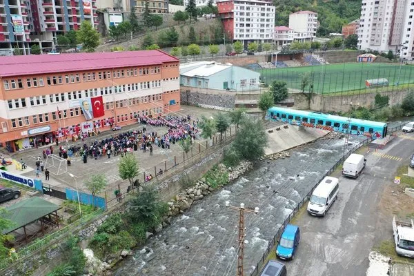 Eski ve hurda haldeydi, öğrencilerin Gönül Köprüsü oldu