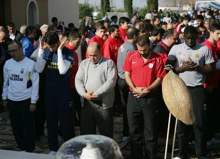 Futbolcular, Dinler Bahçesi’nde Cuma Namazı kıldı