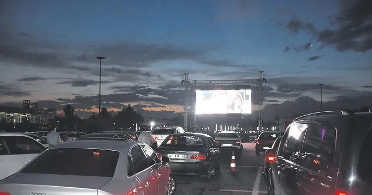 Adanalılar arabada sinema izledi