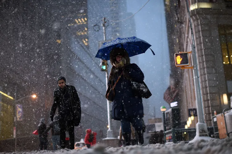 Kar ve buz ABD’yi karanlığa gömdü! Yüz binlerce kişiye elektrik ulaştırılamıyor