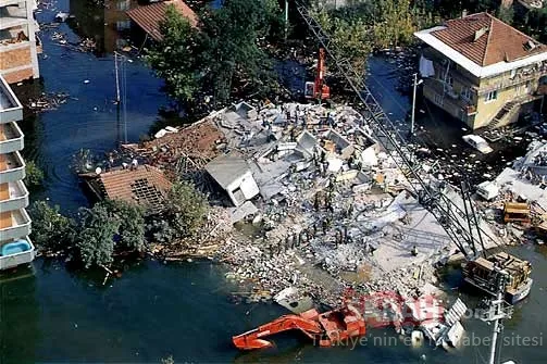 17 Ağustos 1999.. Türkiye'yi yıkan depremin acı görüntüleri