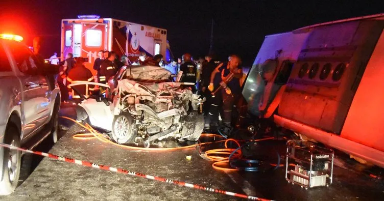 Sivas’ta yolcu otobüsü ile otomobil çarpıştı: 1 ölü, 17 yaralı!