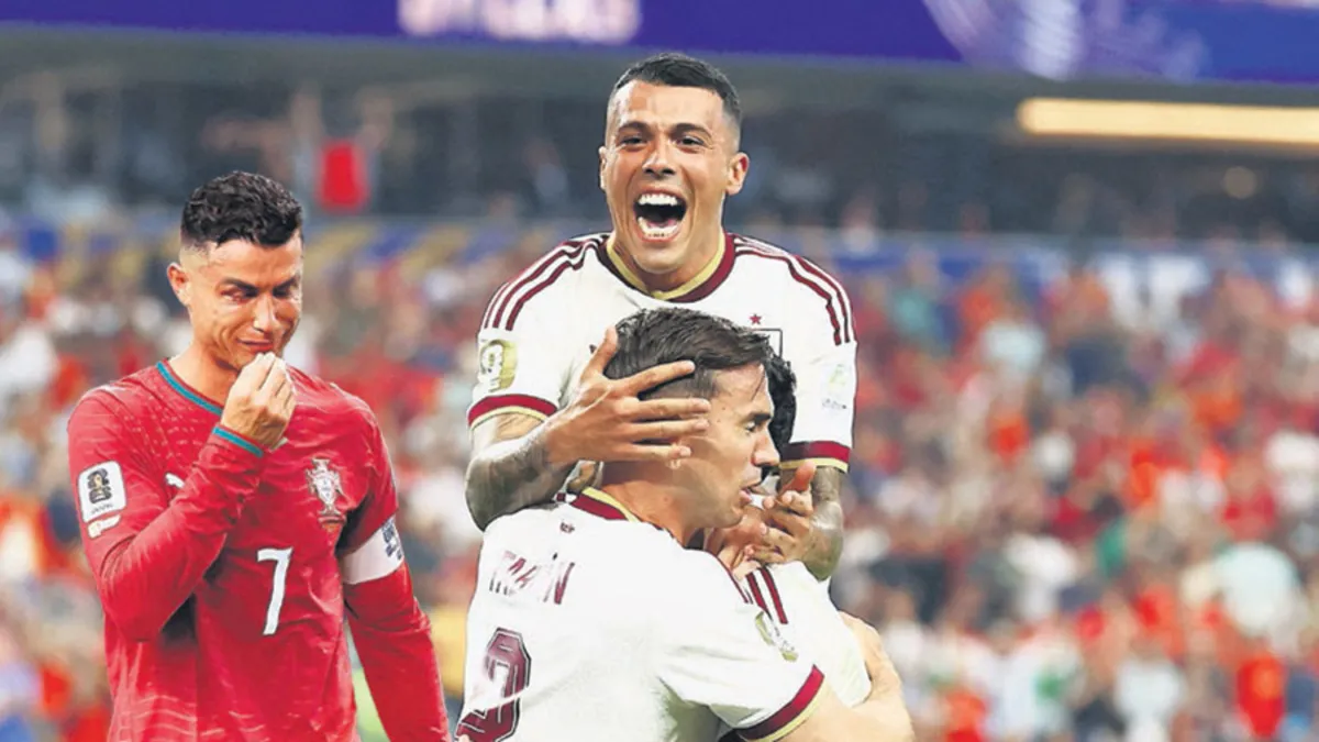 İspanya'nın uzatma dakikalarında attığı golle Portekiz'i yendiği maçın ardından sevinen İspanyol futbolcular.