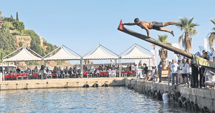 Bayrağı yağlı direkten böyle kaptı