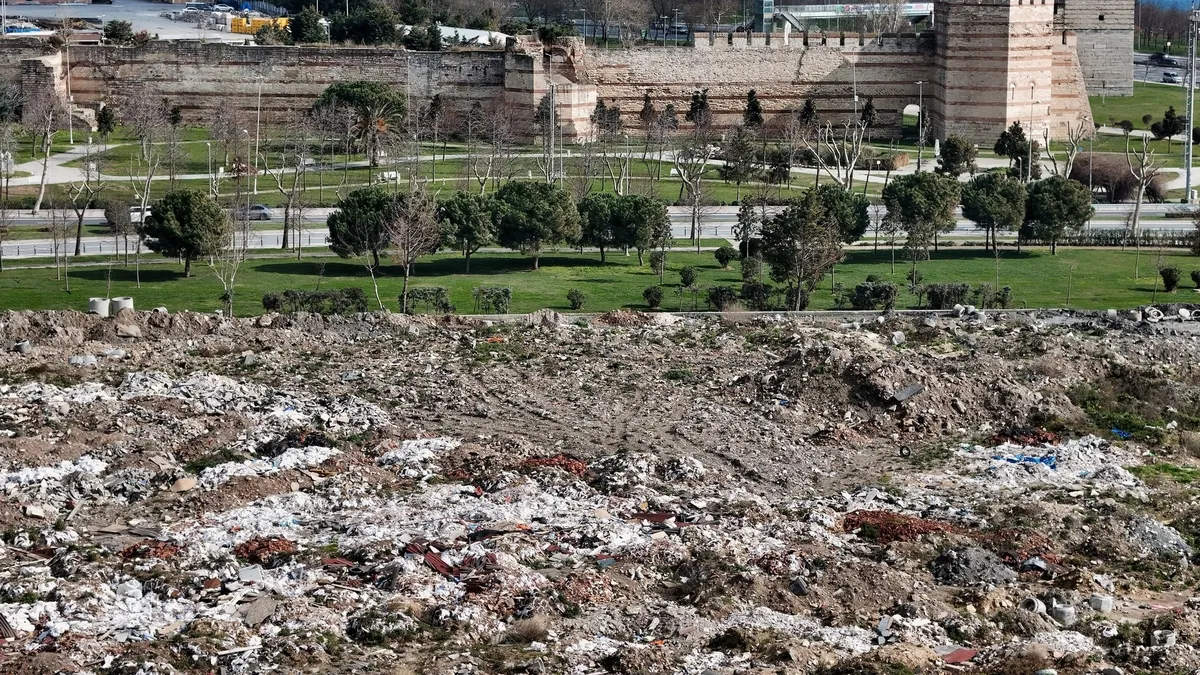 SON DAKİKA... CHP'li İstanbul Büyükşehir Belediyesi'nden çevre kirliliği skandalı: Kazlıçeşme Meydanı moloz döküm sahası haline geldi!