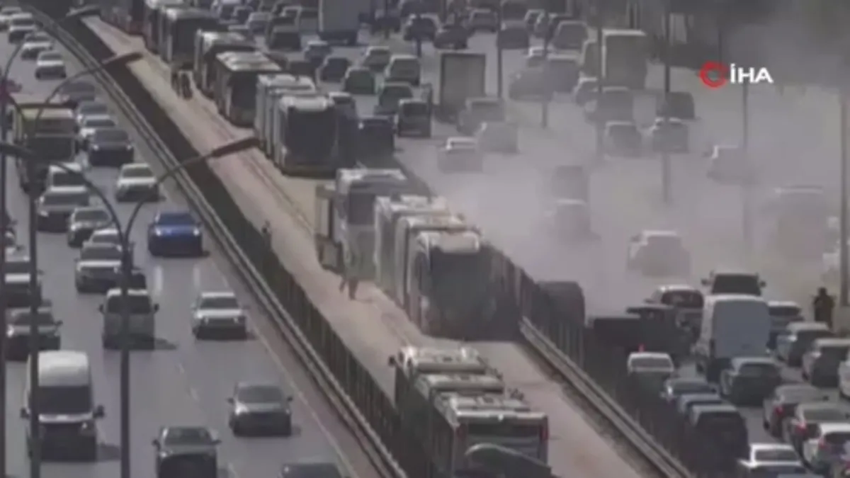 Beylikdüzü'nde panik anları! Metrobüsten dumanlar yükseliyor Beylikdüzü'nde panik anları! Metrobüsten dumanlar yükseliyor