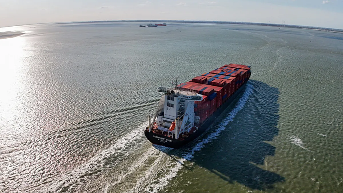 Hürmüz’de hareketlilik: İlk gemiler boğazdan geçti