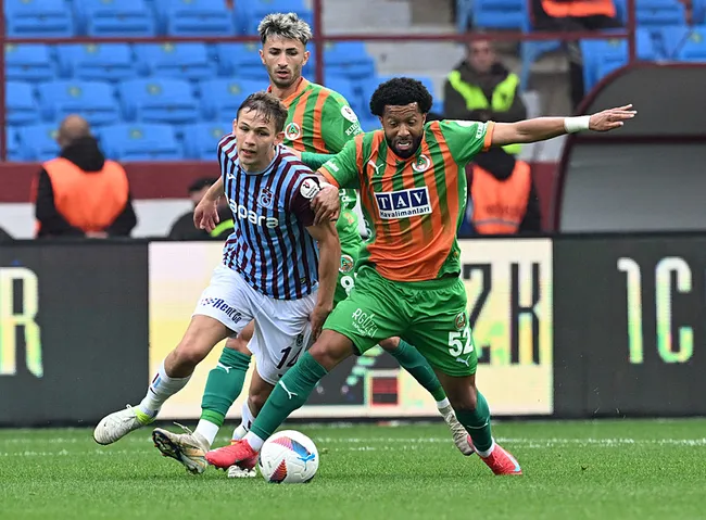 canli-trabzonspor-alanyaspor-trabzonsporun-rakibi-alanyaspor-mucadelede-ikinci-yari-oynaniyor-1745764356967.jpg
