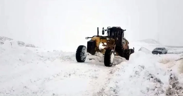 Siirt Pervari’de kardan kapanan 12 köy yolu açıldı