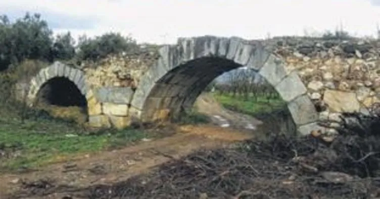 Tarihi köprünün ayağında kaçak kazı