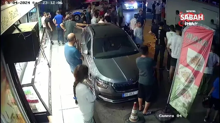 İzmir’de motosiklet ile hafif ticari aracın çarpıştığı feci kaza kamerada