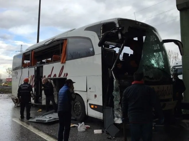 TIR, yolcu otobüsüne çarptı: 28 yaralı