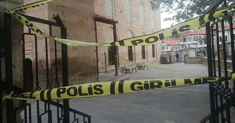 Tarihi camide bıçaklı saldırı! Bir kişi ağır yaralandı