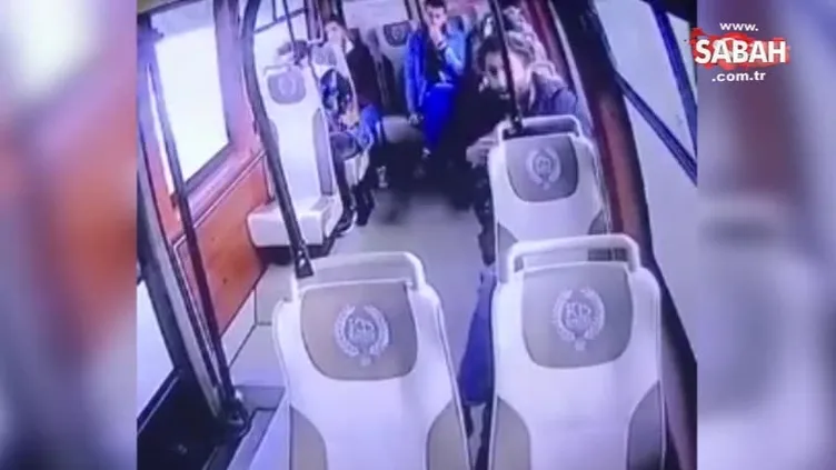 Dolmuşta hapşırınca koltuktan düştü