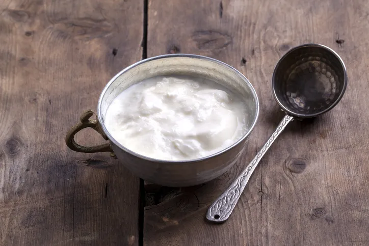 Gece yatmadan yoğurda 1 kaşık ekleyip tüketin! Hem bağırsakları çalıştırıyor hem de yağ yakıyor