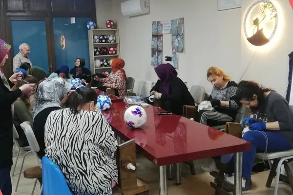 futbol-topu-dikim-atolyesi-kadinlara-gelir-kapisi-oldu-1680864424978.jpg