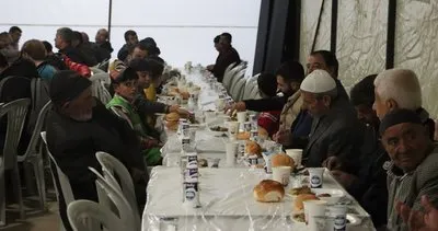 Şanlıurfa Büyükşehir Belediyesi tarafından kurulan iftar çadırında, vatandaşlar iftar yaptı