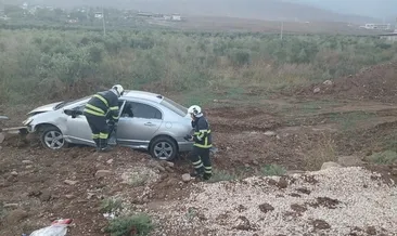 Otomobil zeytin bahçesine uçtu: Sürücüsü araçta sıkıştı!