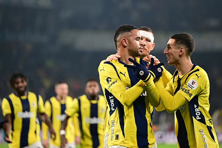 Son dakika Fenerbahçe haberi: Başakşehirli Ba, Fenerbahçeli Edin Dzeko’ya kafa attı! Ortalık böyle karıştı...