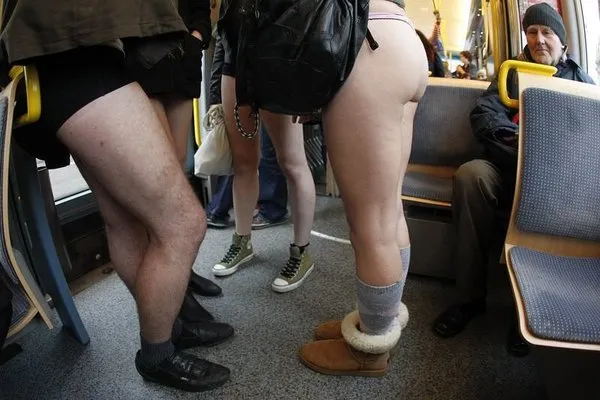 Metroda çıplak gezdiler...