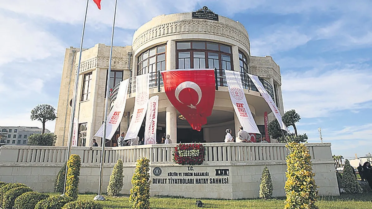 Devlet Tiyatroları tarihi meclis binasında perdelerini açtı Devlet Tiyatroları tarihi meclis binasında perdelerini açtı