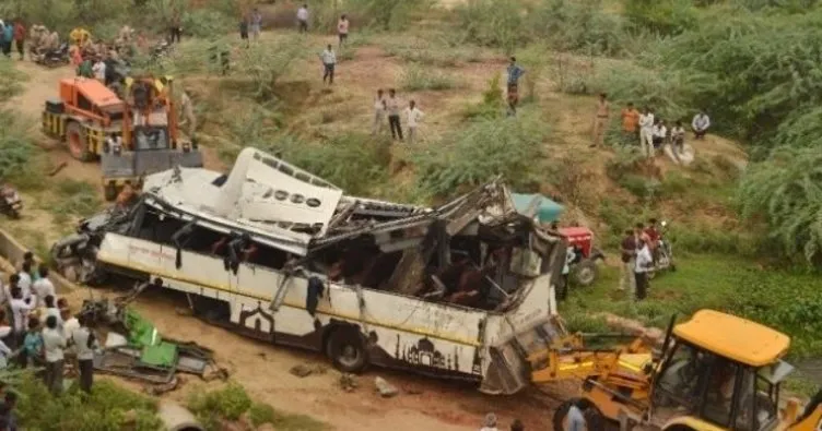 Hindistan’da otobüs ile kamyon çarpıştı: 15 ölü, 35 yaralı